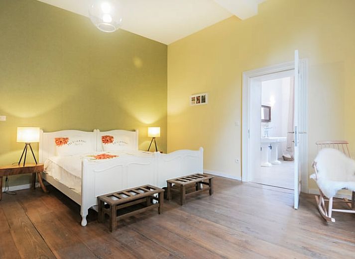 Vakantiehuis in Wodecq, prachtig exterieur met historische bakstenen gevel in Henegouwen, Belgie.