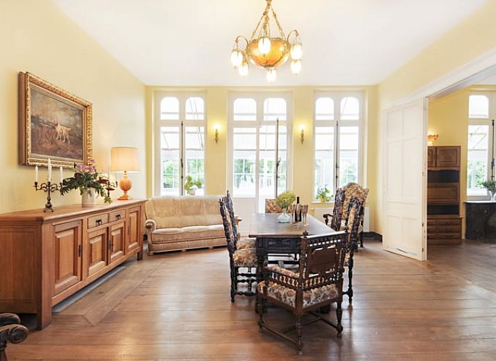 Ruime slaapkamer in Vakantiehuis in Wodecq met houten vloer en warme verlichting, Henegouwen, Belgie.