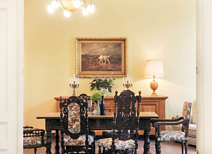 Ruime slaapkamer in Vakantiehuis in Wodecq met houten vloer en warme verlichting, Henegouwen, Belgie.