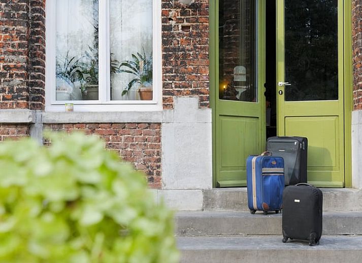 Ruime slaapkamer in Vakantiehuis in Wodecq met houten vloer en warme verlichting, Henegouwen, Belgie.