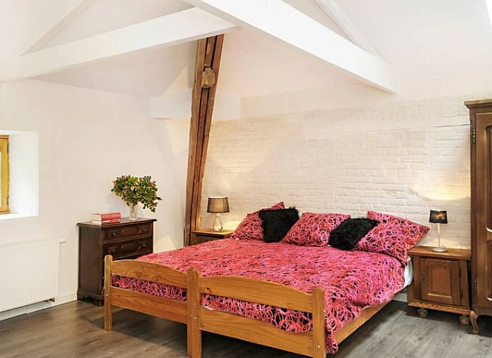 Ruime slaapkamer in Vakantiehuis in Wodecq met houten vloer en warme verlichting, Henegouwen, Belgie.