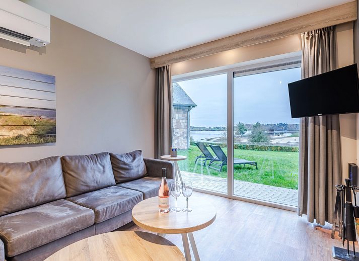 Geniet van het terras van Village l'Eau d'Heure, een 10-persoons bungalow in Froidchapelle, Henegouwen, met prachtig uitzicht op de natuur.