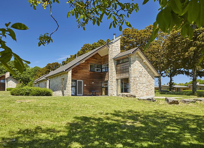 Village l'Eau d'Heure 6-person bungalow in Froidchapelle, Hainaut, Belgium, surrounded by green nature and peaceful surroundings.