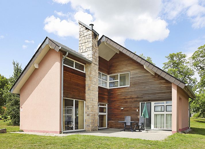 Village l'Eau d'Heure 6-person bungalow in Froidchapelle, Hainaut, Belgium, surrounded by green nature and peaceful surroundings.