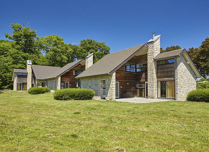 Village l'Eau d'Heure 6-person bungalow in Froidchapelle, Hainaut, Belgium, surrounded by green nature and peaceful surroundings.