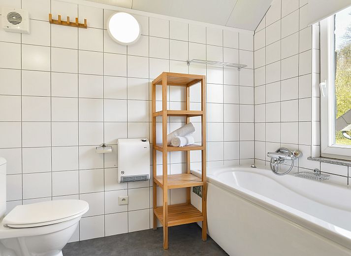 Stylish living room in Village l'Eau d'Heure 6-bed bungalow, Froidchapelle, Hainaut, Belgium with modern decor and cozy sitting area.