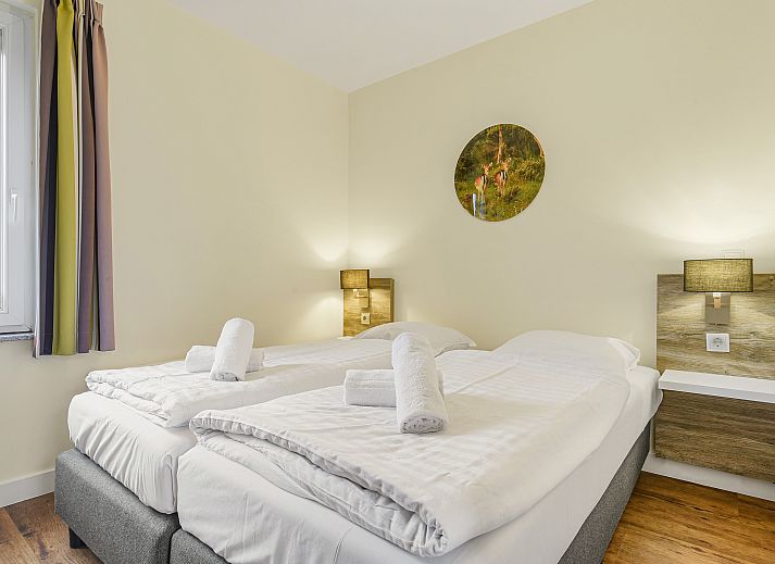 Stylish living room in Village l'Eau d'Heure 6-bed bungalow, Froidchapelle, Hainaut, Belgium with modern decor and cozy sitting area.