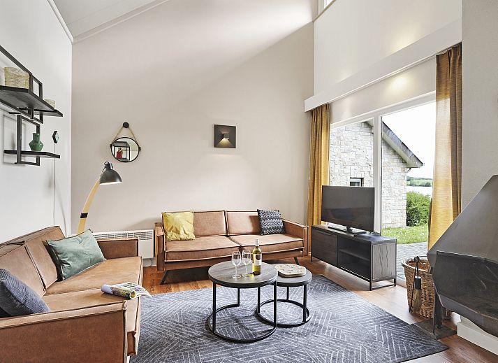 Cozy living room in Village l'Eau d'Heure 6-bed bungalow, Froidchapelle, Hainaut, with modern decor and large window.