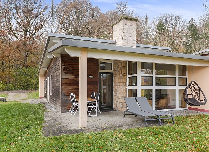 Geniet van de rust op het terras van Village l'Eau d'Heure, een 4-persoons bungalow in Froidchapelle, Henegouwen, Belgie.