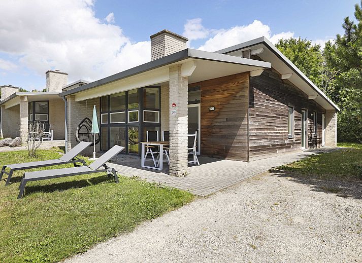 Geniet van de rust op het terras van Village l'Eau d'Heure, een 4-persoons bungalow in Froidchapelle, Henegouwen, Belgie.