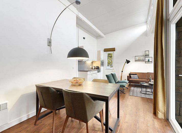 Gezellige woonkamer in Village l'Eau d'Heure 4-persoons bungalow, Froidchapelle, Henegouwen, Belgie, met modern interieur en uitzicht op de tuin.