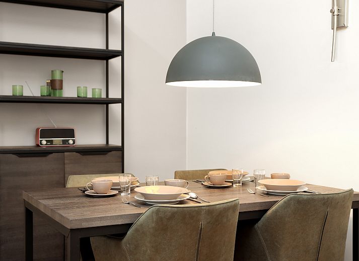 Gezellige woonkamer in Village l'Eau d'Heure 4-persoons bungalow, Froidchapelle, Henegouwen, Belgie, met modern interieur en uitzicht op de tuin.