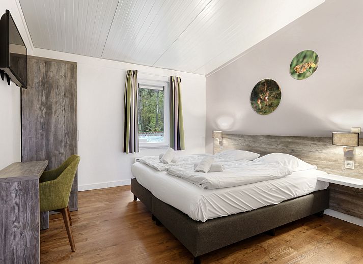 Gezellige woonkamer in Village l'Eau d'Heure 4-persoons bungalow, Froidchapelle, Henegouwen, Belgie, met modern interieur en uitzicht op de tuin.