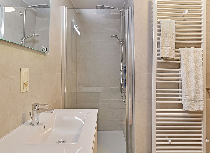 Gezellige woonkamer van Village l'Eau d'Heure 4-persoons bungalow in Froidchapelle, Henegouwen, Belgie met open haard en moderne inrichting.