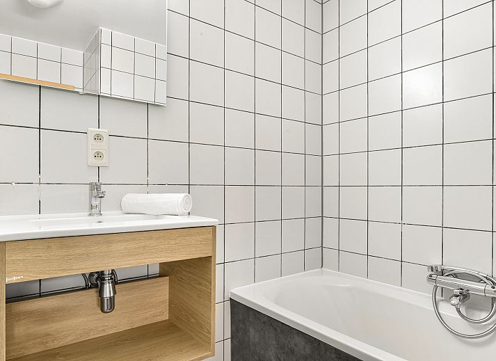 Geniet van een ontspannen verblijf in de 6-persoons bungalow Village l'Eau d'Heure in Froidchapelle, Henegouwen, met ruim terras.