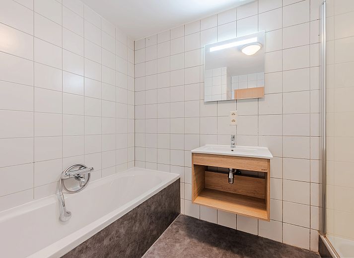 Buitenzijde van Village l'Eau d'Heure 12-persoons bungalow in Froidchapelle, Henegouwen, omgeven door groen en rustieke architectuur.