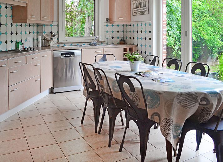 Vakantiehuis Memories in Le Bizet, Henegouwen, Belgie, met charmante bakstenen gevel en uitnodigend terras voor een ontspannen verblijf.