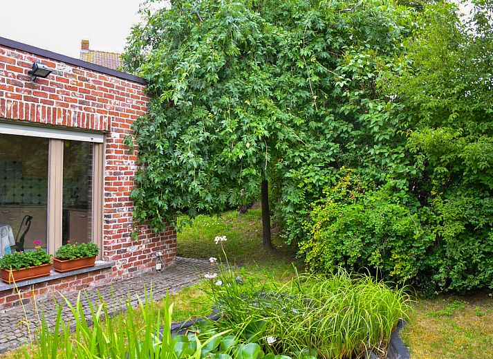 Vakantiehuis Memories in Le Bizet, Henegouwen, Belgie, met charmante bakstenen gevel en uitnodigend terras voor een ontspannen verblijf.