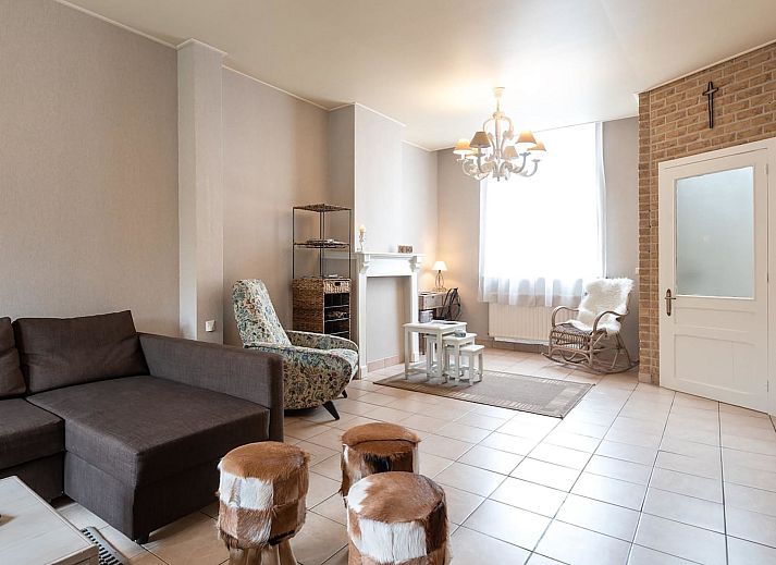 Gezellige woonkamer van Vakantiehuis Memories in Le Bizet, Henegouwen, Belgie, met comfortabele zitruimte en uitzicht op de tuin.