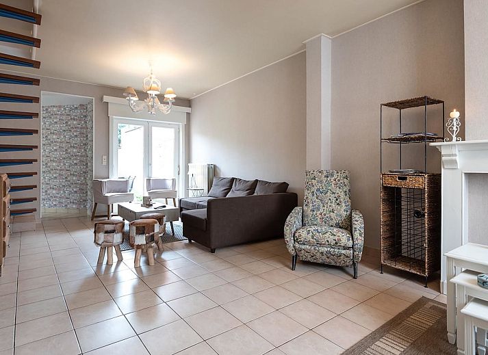 Gezellige woonkamer van Vakantiehuis Memories in Le Bizet, Henegouwen, Belgie, met comfortabele zitruimte en uitzicht op de tuin.