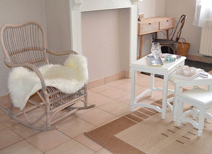 Gezellige woonkamer van Vakantiehuis Memories in Le Bizet, Henegouwen, Belgie, met comfortabele zitruimte en uitzicht op de tuin.