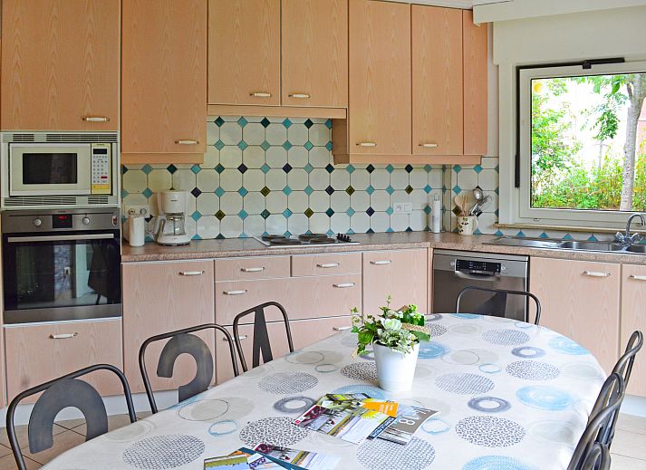 Gezellige woonkamer van Vakantiehuis Memories in Le Bizet, Henegouwen, Belgie, met comfortabele zitruimte en uitzicht op de tuin.