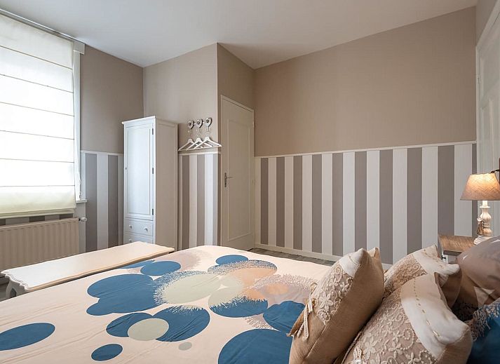 Gezellige woonkamer van Vakantiehuis Memories in Le Bizet, Henegouwen, Belgie, met comfortabele zitruimte en uitzicht op de tuin.