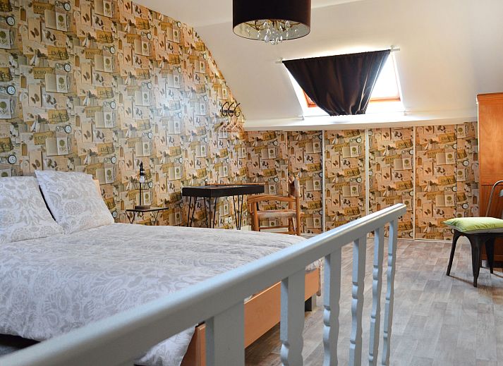 Gezellige keuken in Vakantiehuis Memories, Le Bizet, Henegouwen, Belgie met ruime eettafel en uitzicht op groene tuin.