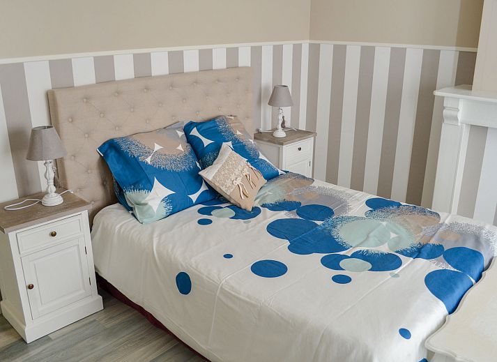 Gezellige keuken in Vakantiehuis Memories, Le Bizet, Henegouwen, Belgie met ruime eettafel en uitzicht op groene tuin.