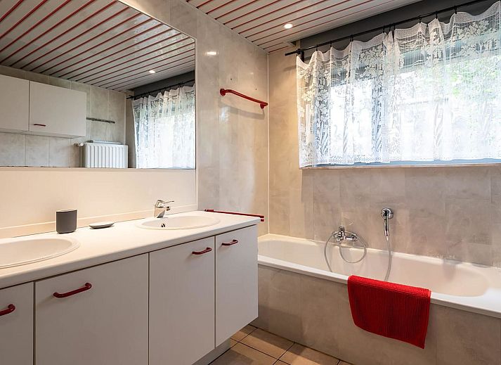 Gezellige keuken in Vakantiehuis Memories, Le Bizet, Henegouwen, Belgie met ruime eettafel en uitzicht op groene tuin.