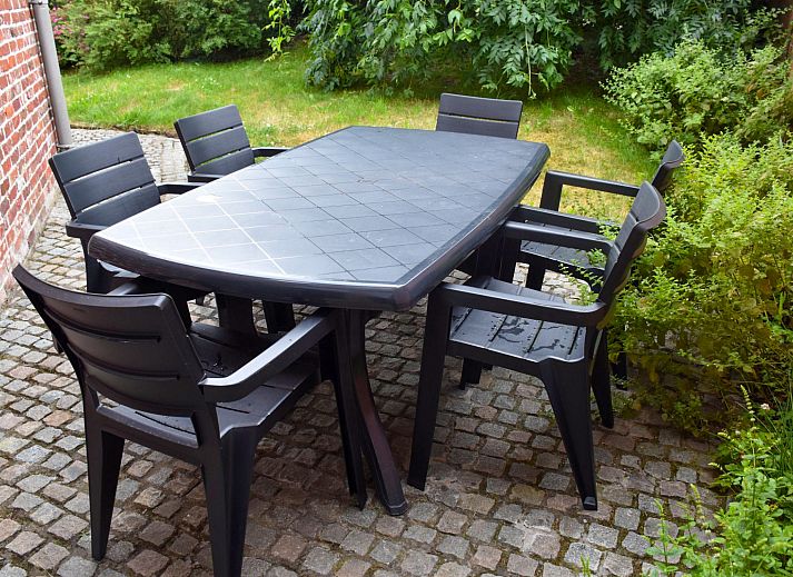 Gezellige keuken in Vakantiehuis Memories, Le Bizet, Henegouwen, Belgie met ruime eettafel en uitzicht op groene tuin.