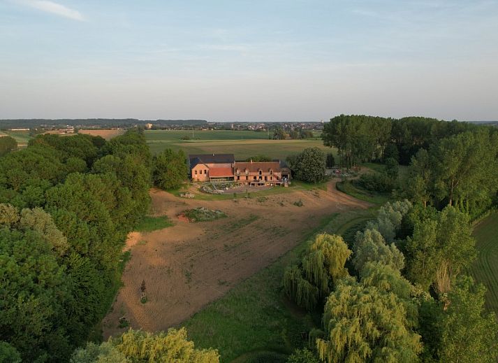 Luchtfoto van vakantiehuis Favarge in Braine-Le-Comte, Henegouwen, Belgie, omgeven door uitgestrekte velden en groene natuur.