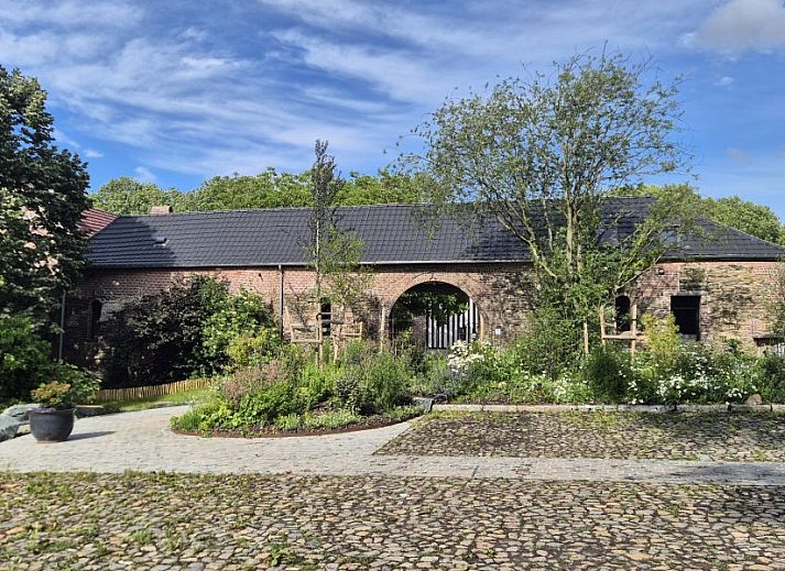 Luchtfoto van vakantiehuis Favarge in Braine-Le-Comte, Henegouwen, Belgie, omgeven door uitgestrekte velden en groene natuur.