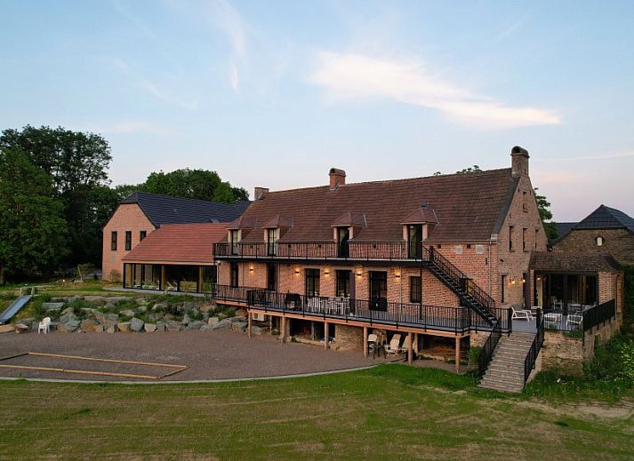Luchtfoto van vakantiehuis Favarge in Braine-Le-Comte, Henegouwen, Belgie, omgeven door uitgestrekte velden en groene natuur.