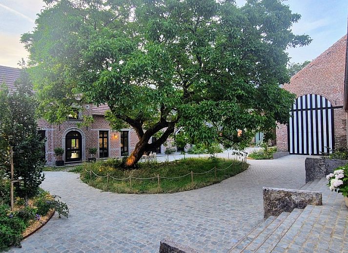 Luchtfoto van vakantiehuis Favarge in Braine-Le-Comte, Henegouwen, Belgie, omgeven door uitgestrekte velden en groene natuur.