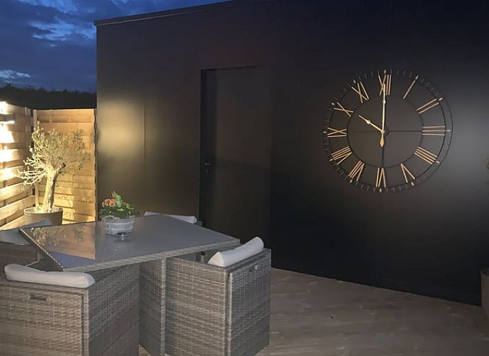 Geniet van een verlicht terras bij Vakantiehuisje in Havinnes, Henegouwen, met een luxe bubbelbad voor ontspanning.