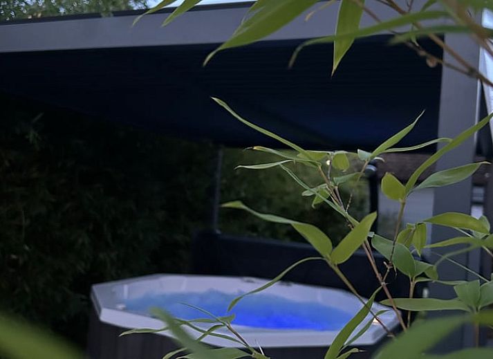 Geniet van een verlicht terras bij Vakantiehuisje in Havinnes, Henegouwen, met een luxe bubbelbad voor ontspanning.