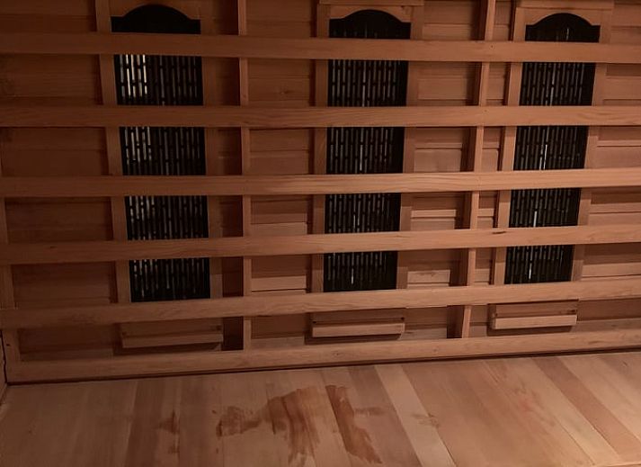 Geniet van een verlicht terras bij Vakantiehuisje in Havinnes, Henegouwen, met een luxe bubbelbad voor ontspanning.