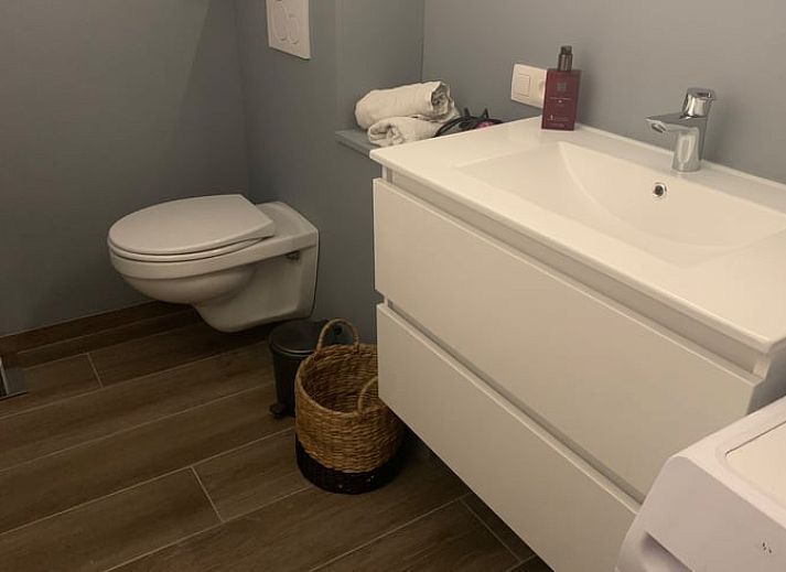 Geniet van een verlicht terras bij Vakantiehuisje in Havinnes, Henegouwen, met een luxe bubbelbad voor ontspanning.