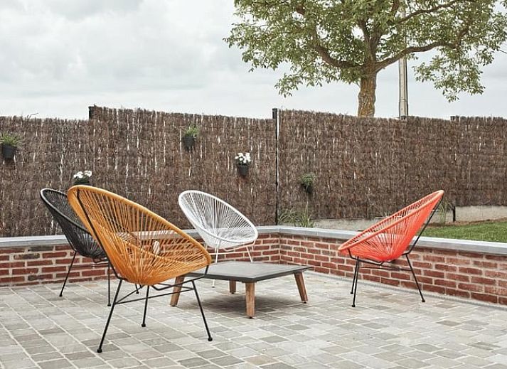 Buiten terras van Vakantiehuisje in Jollain, Henegouwen, Belgie met gezellige zitplek en bakstenen muren.