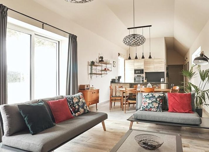 Ruime tuin met groen uitzicht bij Vakantiehuisje in Jollain, Henegouwen, ideaal voor ontspanning in de natuur.