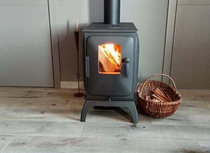 Modern terras met kleurrijke stoelen bij Vakantiehuisje in Jollain, Henegouwen, perfect voor buitenvermaak.