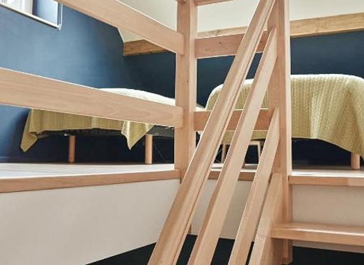 Modern terras met kleurrijke stoelen bij Vakantiehuisje in Jollain, Henegouwen, perfect voor buitenvermaak.