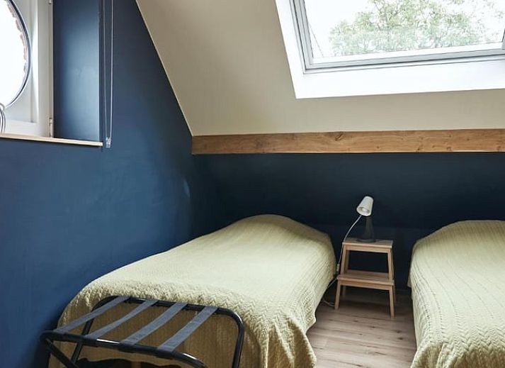 Veranda met tuinzicht van Vakantiehuisje in Jollain, Henegouwen, Belgie, biedt een rustige buitenervaring.