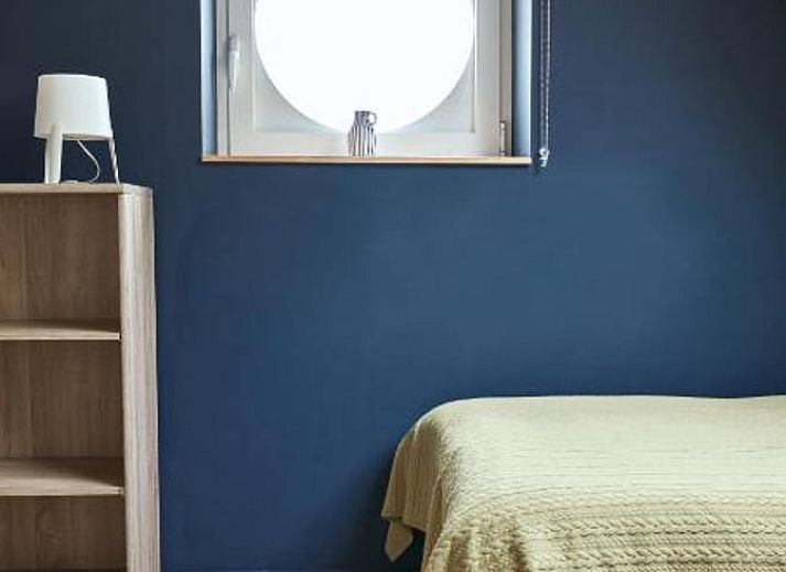 Veranda met tuinzicht van Vakantiehuisje in Jollain, Henegouwen, Belgie, biedt een rustige buitenervaring.