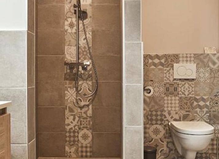 Stijlvolle binnenruimte van Vakantiehuisje in Jollain, Henegouwen, met moderne inrichting en open keuken.