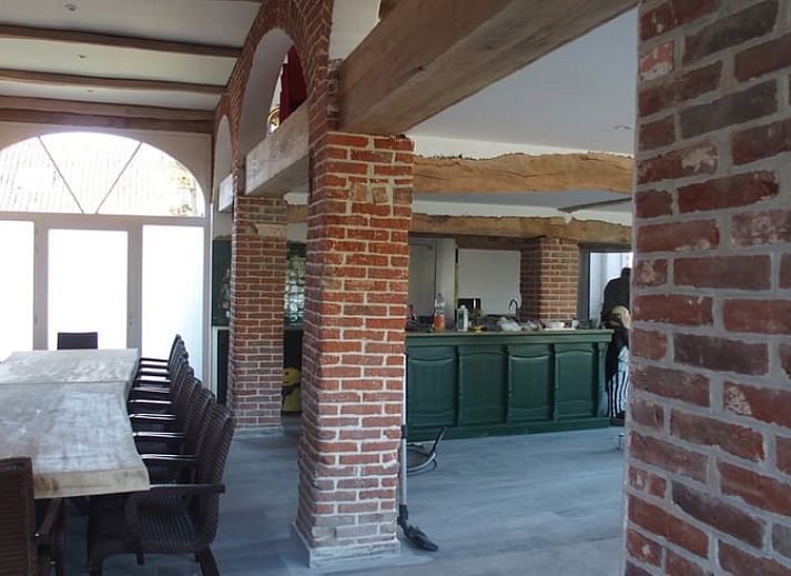 Stilvolles Esszimmer im Cottage in Leuze en Hainaut, ideal fuer Gruppenessen im Hennegau, Belgien.