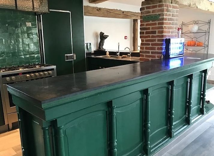 Stilvolles Esszimmer im Cottage in Leuze en Hainaut, ideal fuer Gruppenessen im Hennegau, Belgien.