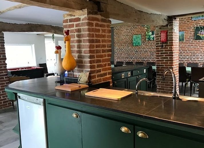 Stilvolles Esszimmer im Cottage in Leuze en Hainaut, ideal fuer Gruppenessen im Hennegau, Belgien.