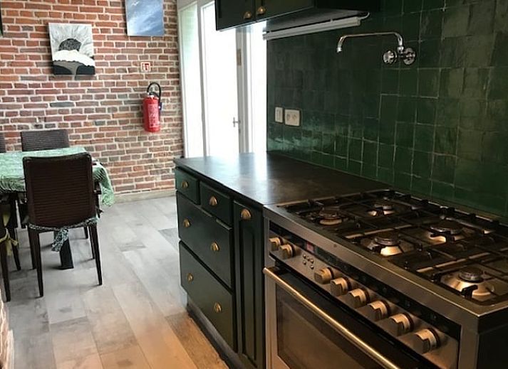 Stilvolles Esszimmer im Cottage in Leuze en Hainaut, ideal fuer Gruppenessen im Hennegau, Belgien.